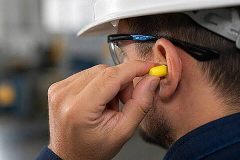 Hluk nejen na pracovišti: kde začíná problém?